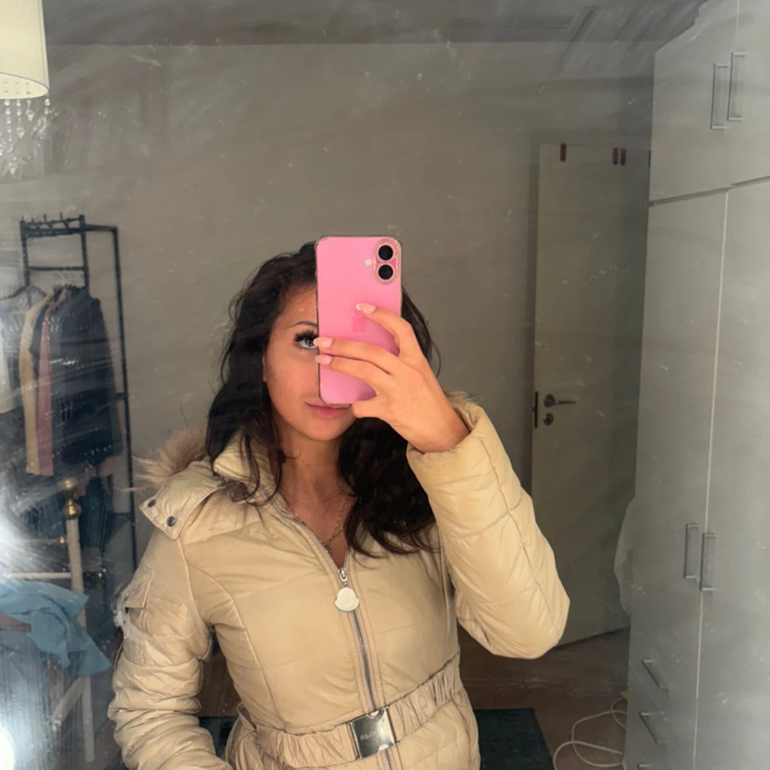 Beige Moncler pufferjacka med päls - 1