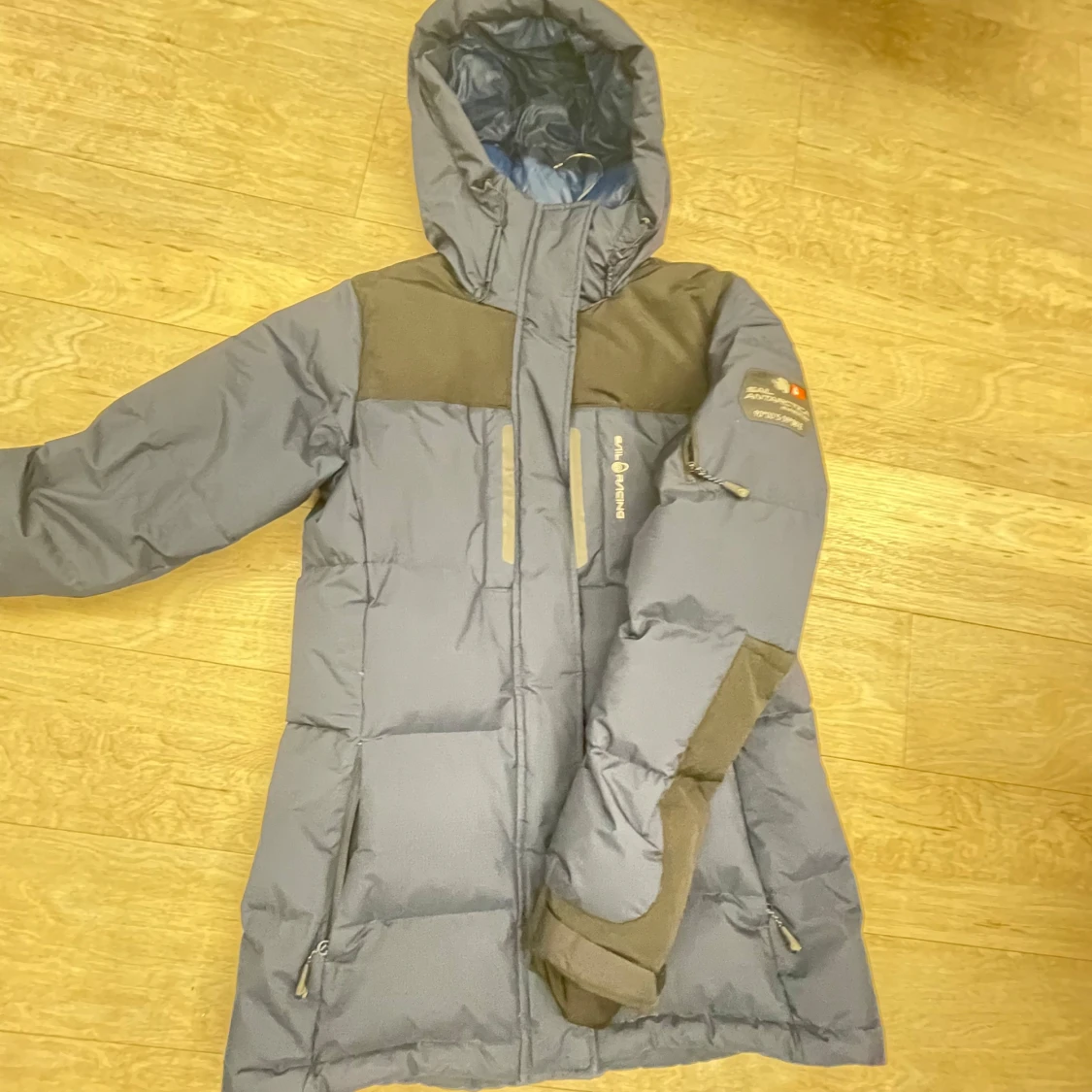 Grå dunjacka med huva från Bergans