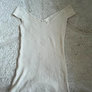 Ribbad offshoulder klänning H&M beige - Hm tröja i använt skick, storlek M. Tillgänglig i Skövde, Värnamo och Borås.