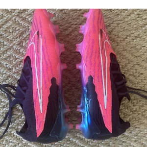 Nike Phantom GX Elite limited edition  - Storlek 42 Endast testade Nike Phantom GX Svarta/rosa Nypris 3899 Limited edition  Pris kan diskuteras 