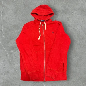 Ralph Lauren Zip Hoodie Röd - 📍Storlek:M  💪🏽Skick:Mycket bra   📐Mått:Längd:65cm:Axelbredd:42cm  📎Material:84%Bomull:16%Polyester  📦Skickar alltid inom 24h  💸Köp fler plagg för att få billigare pris  ✅Äkthetsgaranti