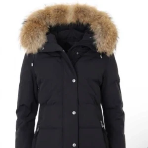 Hollies Svart parkajacka med pälsdetalj - Snygg svart hollies jacka med stor huva och pälsdetalj. Perfekt för kalla dagar med sin långa design och varma material.köpt för 4500✨för fler bilder skriv🤗aldrig att ni hittar denna jacka för en sån prissss