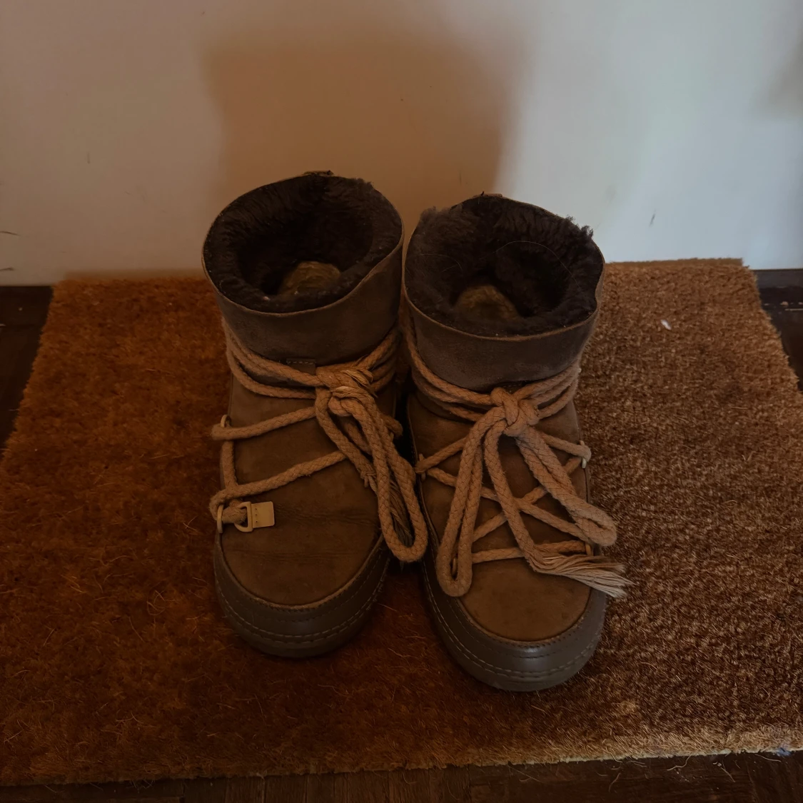 Bruna Inuikii boots med snörning