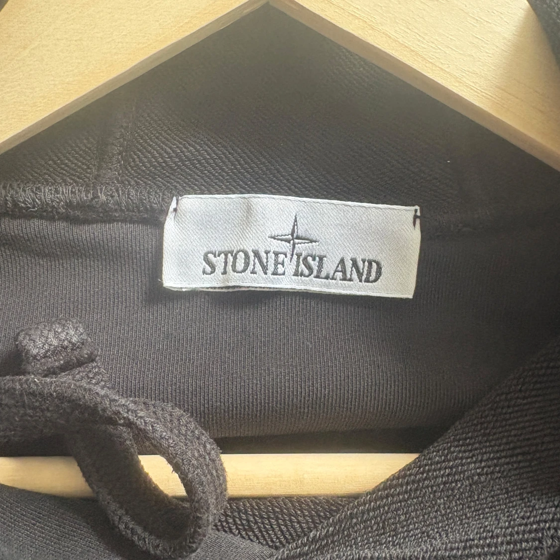 Svart hoodie från Stone Island - 4