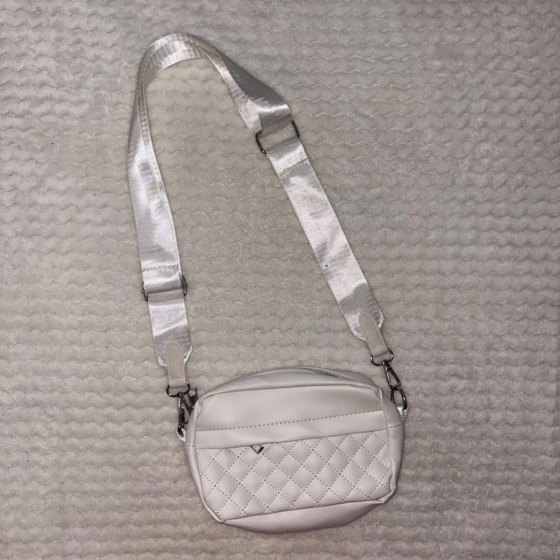 Vit quiltad axelväska i skinnimitation