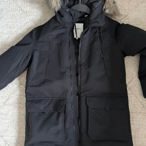 Vinterjacka för män - Svart vinterjacka som passar bra för både män och barn. Mycket bekväm som helt ny. Den kommer att kännas lite större än storleken, även om det är så den ska vara. Mycket bekväm i kallt väder och är värmande Svart vinterjacka som passar bra för både män och barn. Mycket bekväm som helt ny. Den kommer att kännas lite större än storleken, även om det är så den ska vara. Mycket bekväm i kallt väder och är värmande