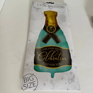Foil Balloon Champagne Bottle 90cm - Stor folieballong i form av en champagneflaska, perfekt för fest och firande. Ballongen är 90 cm hög och levereras i obruten originalförpackning. Designen har texten 'The Very Best Celebration Just For You'. Produkten är ny och oanvänd.