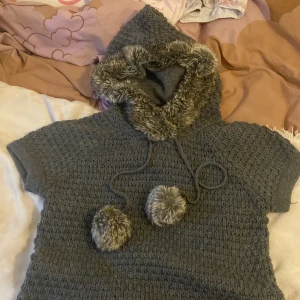 Stickad klänning med pom poms  - Skriv gärna om ni vill ha fler bilder eller har frågorrrrrr