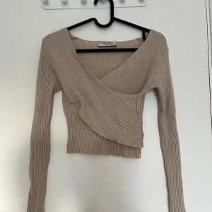 Stickad tröja med omlottskurning - Fint skick