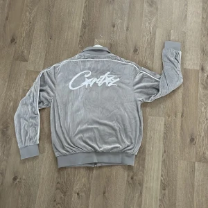 Corteiz zip - En corteiz zip i sammet tyg, väldig skön, bra kvalité och clean. Strlk M passar som en M