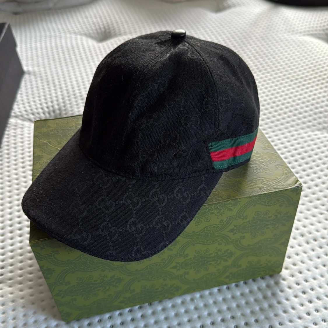 Svart keps från Gucci med GG-mönster