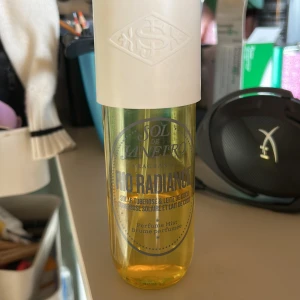 Sol de Janeiro Rio Radiance Mist - Perfume mist med solar tuberose och kokosmjölk. Fräsch och tropisk känsla, perfekt för dig som vill ha en lätt och somrig doft. Volymen framgår ej på flaskan.