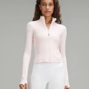 Lululemon define jacket Strawberry milkshake - Supersnygg ljusrosa träningsjacka från Lululemon, storlek 0 men stretchig. Skriv till mig för egna bilder💕 SLUTSÅLD PÅ HEMSIDAN