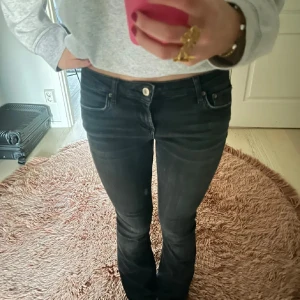 svarta lågmidjade jeans - säljer dessa bootcut jeansen ifrån zara!! storlek 34 och gammal modell 😇 skriv privat för fler bilder