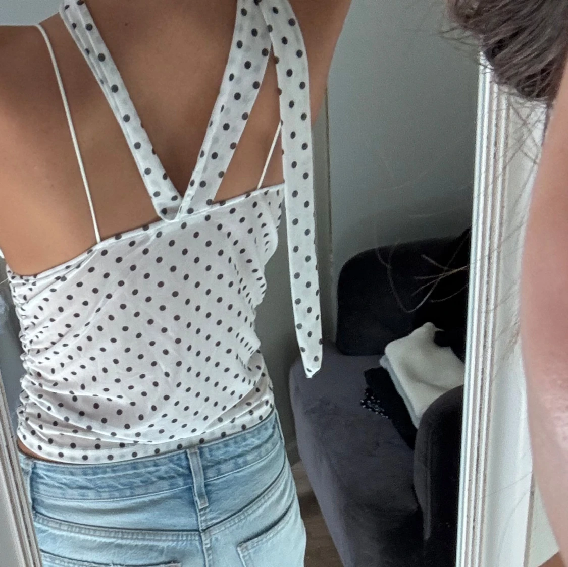 Vit prickig linnetopp med scarf-detalj - 2