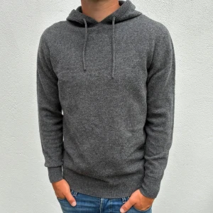 Kashmir/Merino hoodie - Mörkgrå Kashmir/Merino hoodie | Storlek S | Modellen är 177cm lång, passar lite längre | Använd 1 gång, därför nyskick på hoodien | Hör av dig vid frågor🌟