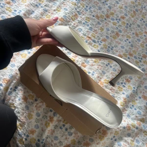Vita klackskor från Mango - Endast använda 2 tillfällen men märkte av att jag behöver en storlek större. Inga synliga tecken på användning, endast smutsiga under till. Storlek 38 Nypris 429kr