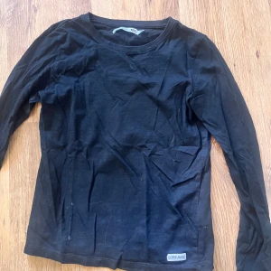 Svart långärmad  - En basic svart långärmad 