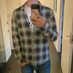 Rutig skjorta - Säljer min rutiga skjorta från märket PME legend. Bra kvalitet och den är gjort för att hålla bra. Grymt mjuk och skön. Storlek S på den men passar mig som vanligtvis har M i det mesta. Är 180cm väger 65kg. 