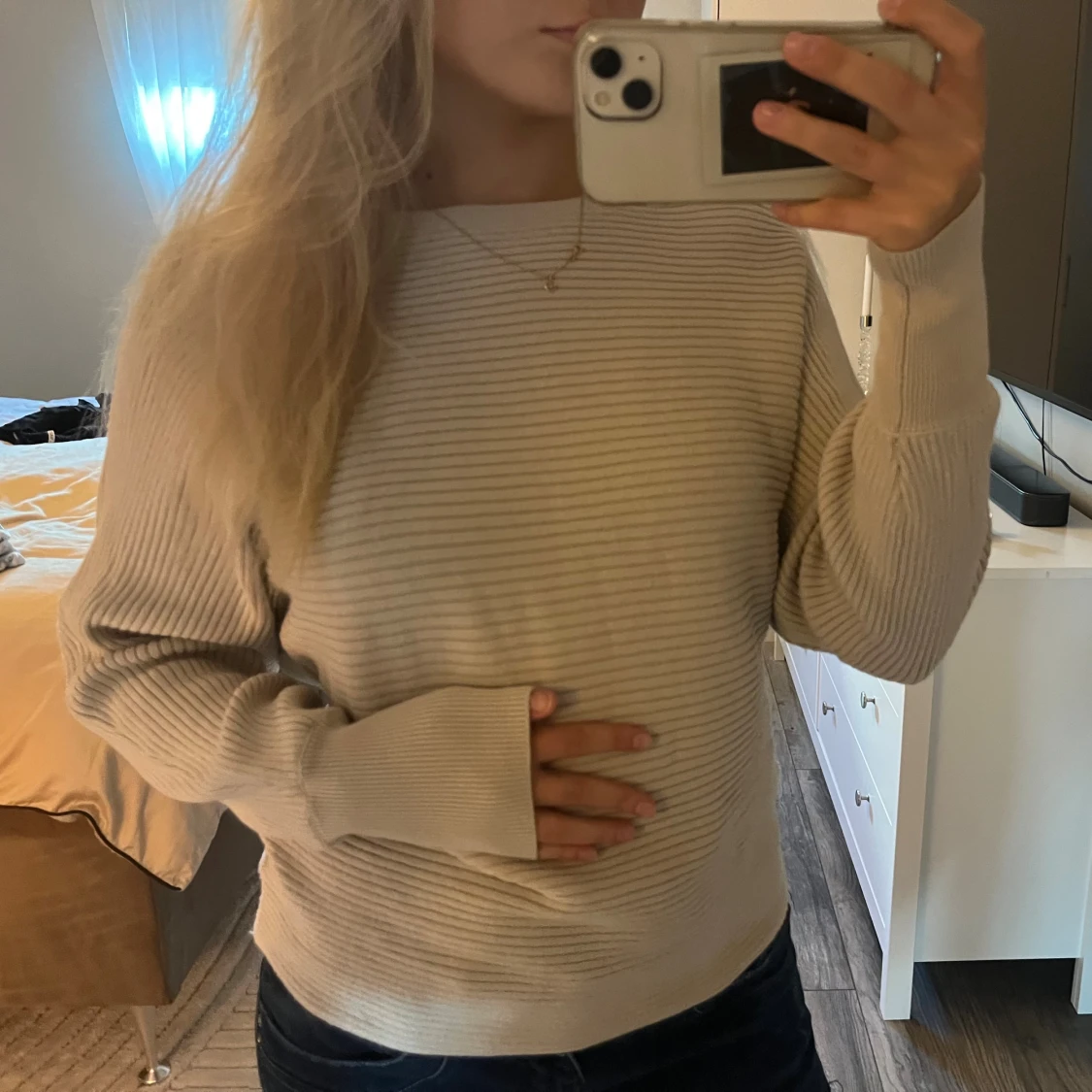 Beige ribbad stickad tröja