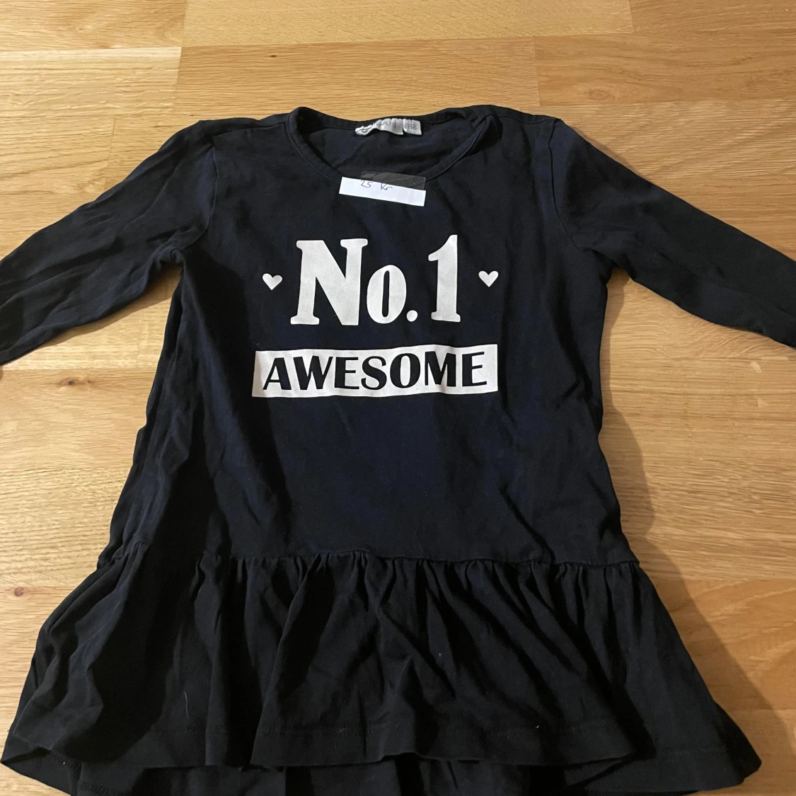 Svart klänning med text No.1 Awesome - 1