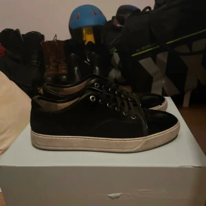 Lanvin Cap toe - Tja! Säljer nu mina lanvin skor. Dom är perfekta skor som fungerar till båda vardag men även fin middagar. Det är lite små regenter vid vänster tå, men det är inget man direkt märker av. Skolåda, dustbags, och extra skosnören kommer med! Online kvitto finns! Hör gärna av vid funderingar/köp!