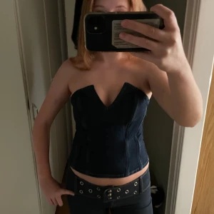 Mörkblå jeanskorsett  - Säljer en snygg mörkblå korsett i denim från Zara. Perfekt till hösten!