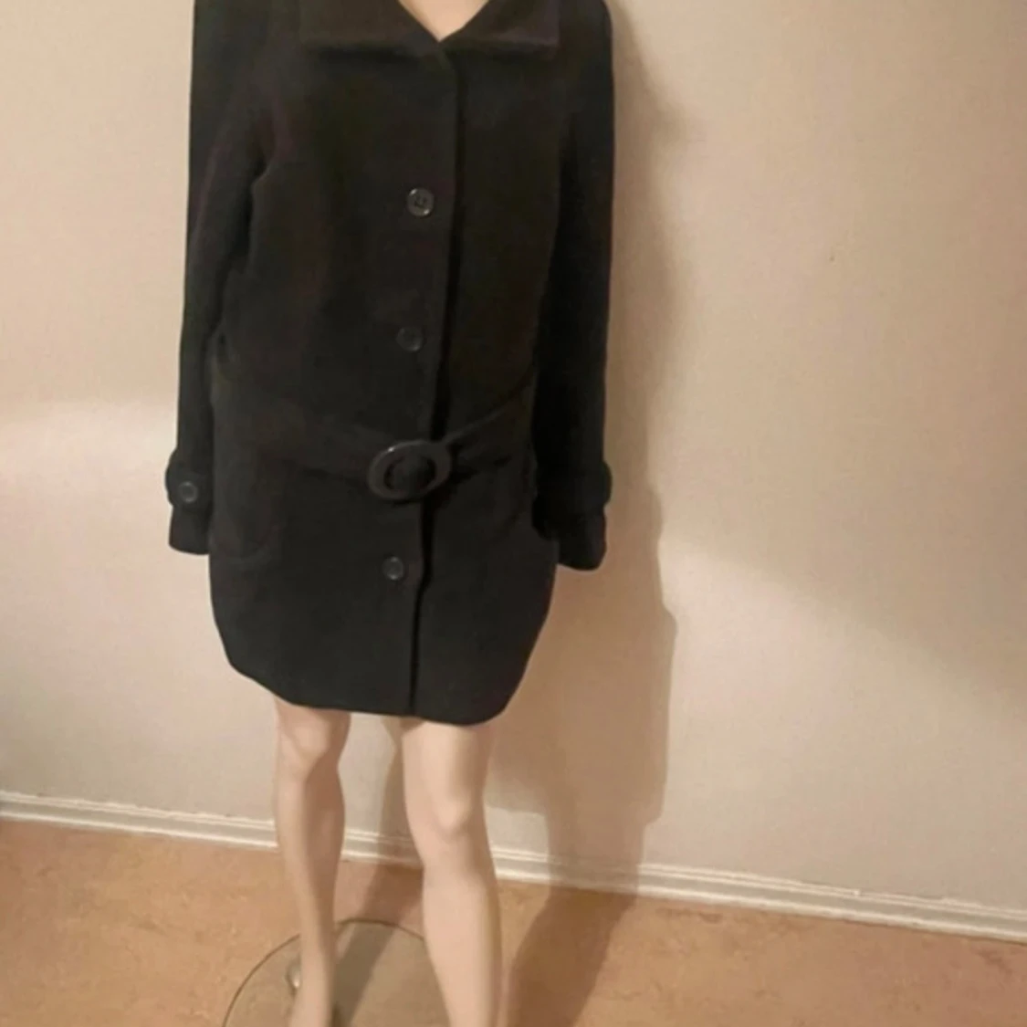 Svart kappa med bälte och knappar - 4