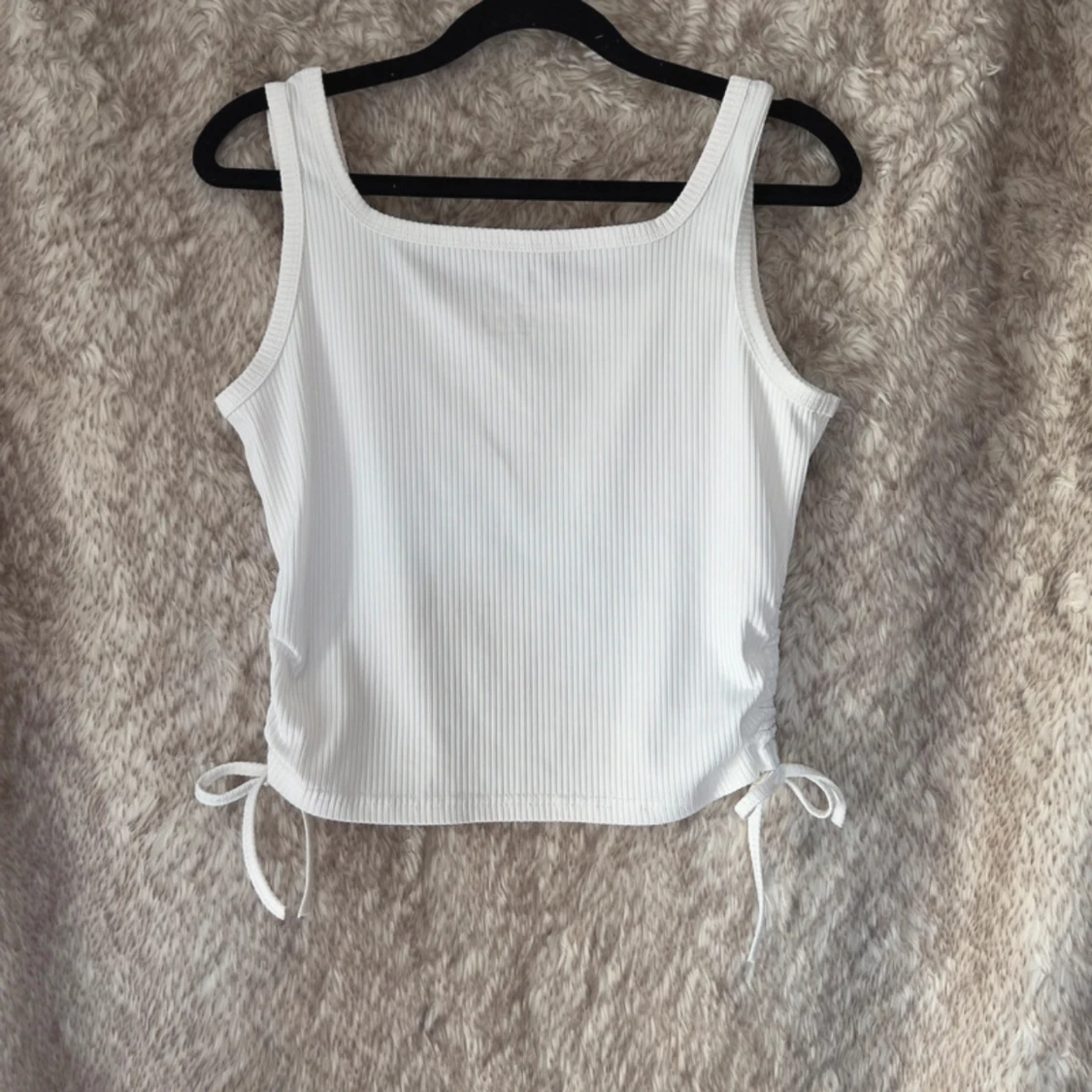 Vit ribbad linnetopp med knytning - 2