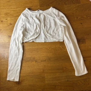 Vit bolero - Kort kofta med hjärtformad knapp! Använd få få gånger i storlek 134/140!