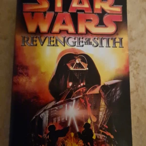 Star Wars: Revenge of the Sith - Följ med till galaxens mörkaste ögonblick! Jedi, Sith och episka strider väntar när Anakin kämpar med sitt öde och Darth Vader föds. Perfekt för dig som älskar action, rymdäventyr och ikoniska karaktärer från Star Wars-universumet. Mycket bra skick, endast någon pappers vikning vid någon sida här eller där