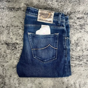 Jacob Cohen jeans  - Riktigt sköna Jacob Cohën Jeans i modellen 622.  Hela byxan 101 cm, midjemått 43 cm. Otroligt bra kvalité. Nypris runt 3000.