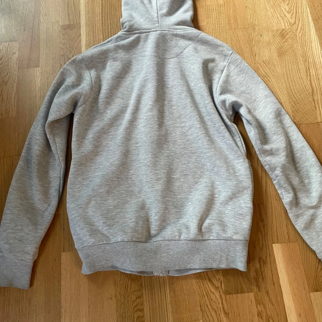 Ljusgrå hoodie från McKenzie - 1