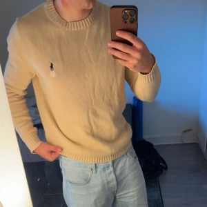 Beige stickad tröja från Polo Ralph Lauren - Snygg beige stickad tröja från Polo Ralph Lauren. Priset kan alltid diskuteras☺️