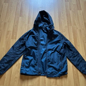 Ralph Lauren jacka - Stilren tunn Ralph Lauren jacka perfekt nu till hösten! Den är iprincip oanvänd och lite liten i storleken!