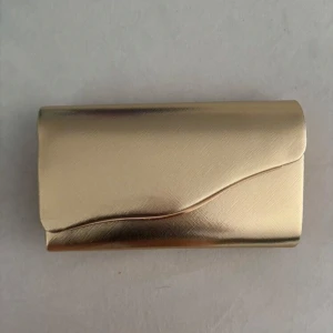 Guld balväska/clutch - Oanvänd med plasten kvar. Köpte för ungefär 150kr Skriv om ni har några frågor🩷