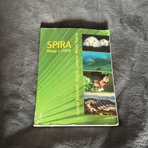 SPIRA Biologi 1 - SPIRA Biologi 1 är en modern och inspirerande biologibok för gymnasiet. Med färgstarka bilder på djur, natur och miljö lockar den till lärande om livet på jorden. Perfekt för dig som vill förstå mer om naturens mysterier och hur allt hänger ihop.