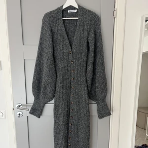 Adoore Montana dress - Oanvänd Montana dress från Adoore. Helt slutsåld på hemsidan i alla storlekar💕 Storlek 32, men är stretchig så passar dem flesta💗