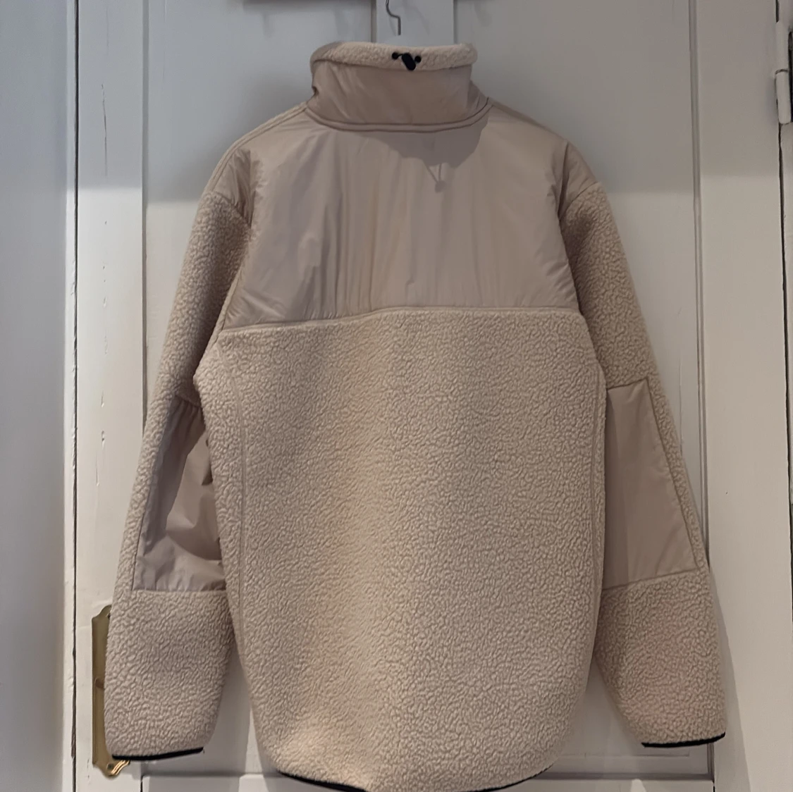 Beige fleece jacka från Rains - 1