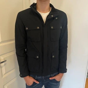 Field Jacket - Säljer denna feta field jackan från Lexington! Perfekt nu till hösten, storlek S! Modellen är 186cm, 73kg.