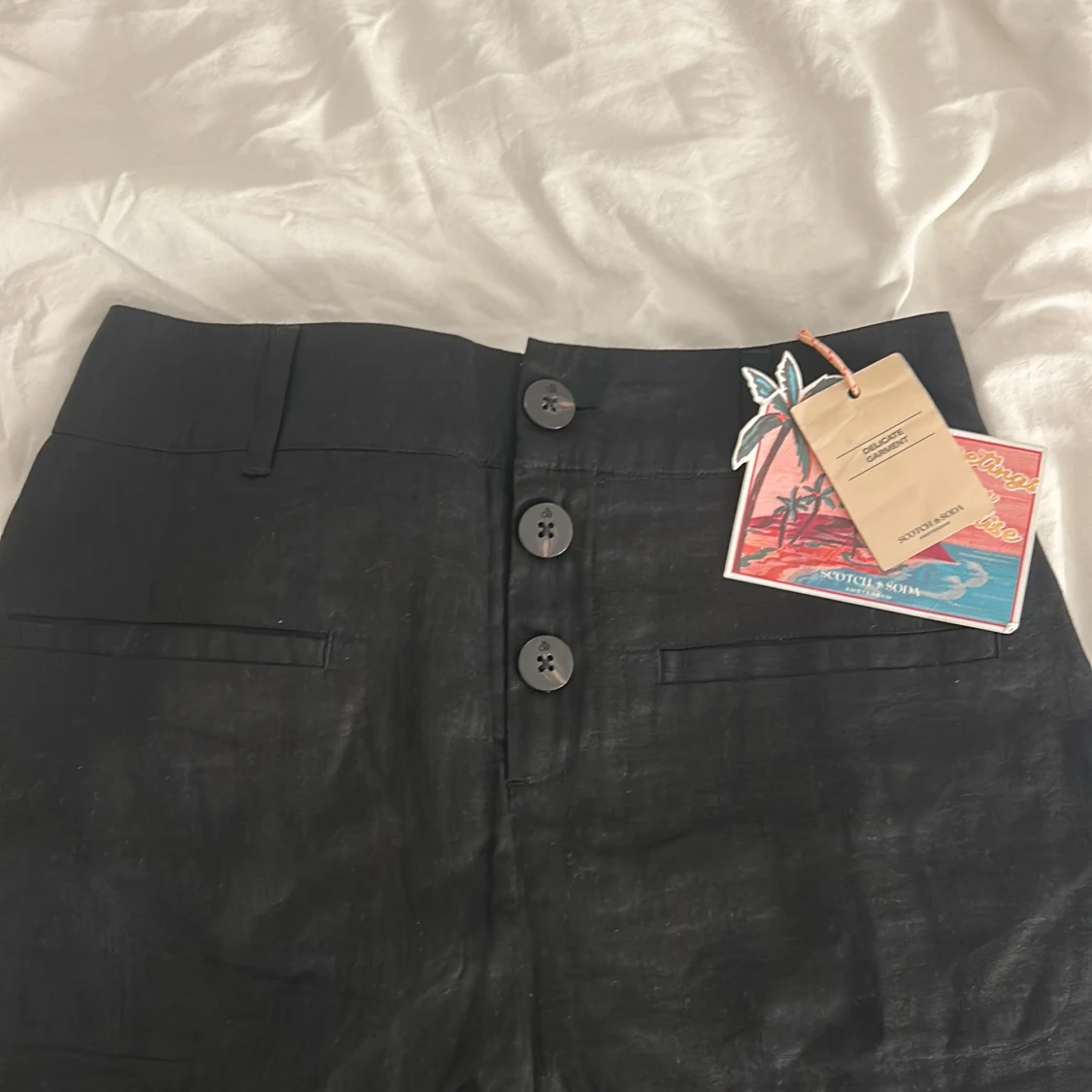 Svarta linneshorts från Scotch & Soda - 1