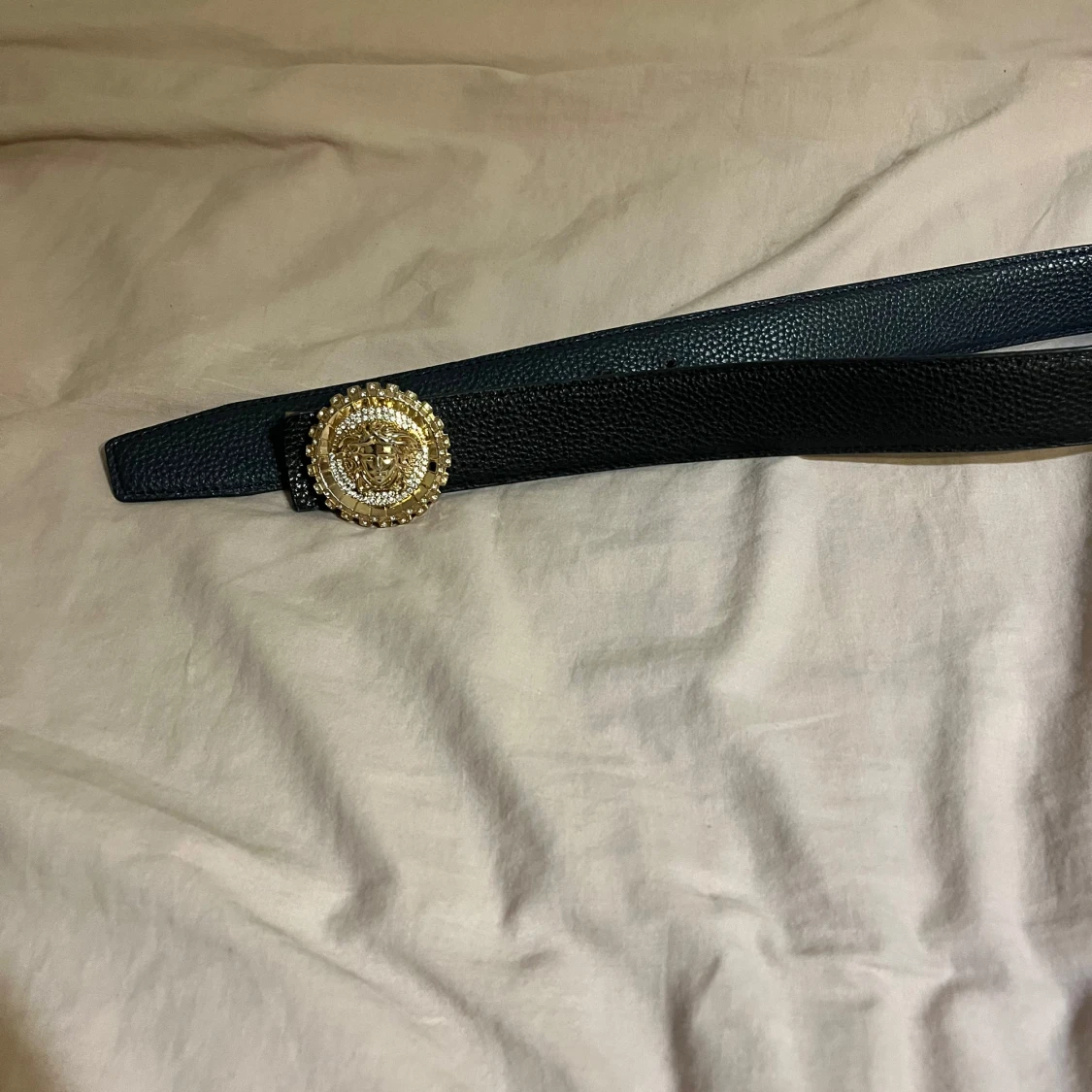  svart skärp med Medusa-spänne - 1
