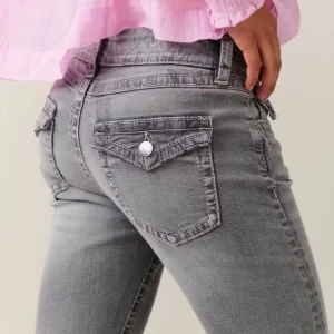 Grå bootcut jeans från Gina Tricot - Snygga grå jeans från Gina Tricot i bootcut-modell. Jeansen har klassisk femficksdesign, bälteshällor och dragkedja med knapp. Perfekta för dig som gillar en lite utsvängd look och vill ha ett par stilrena jeans i garderoben.. förlåt för dåliga bilder hör av er om ni vill ha fler elr bättre bilde