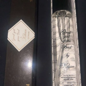 Good Girl Gone Bad Extreme - Snygg och exklusiv parfym från Kilian, Good Girl Gone Bad Extreme. Perfekt för dig som vill sticka ut med en unik doft. Eau de toilette, levereras som tester i originalförpackning.doftar kanel lite äpple och konjak