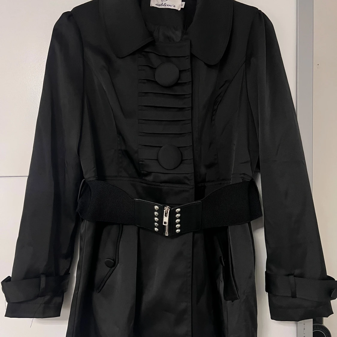 Svart trenchcoat med bälte 