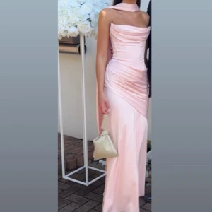 Festklänningar- babyboo - Rosa klänning med scarf🩷 Finns i Södertälje/ Stockholm Använd endast några timmar. Pris kan diskuteras vid snabb affär.  Hör av er ifall ni önskar fler bilder.