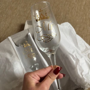 Mr & Mrs champagneglas  - Oanvända champagneglas till förlovning eller bröllop. Äkta glas, EJ plast. Finns i Stockholm. 