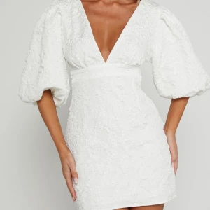 Vit miniklänning med puffärm - Superfin klänning till student, midsommar eller andra festligheter. Köpt på Vinted men då jag köpte hem olika storlekar av samma valde jag en annan så den är bara provad, den har lappen kvar 💕 Modellen heter Miley Mini Dress-V Neck Bodycon Dress.