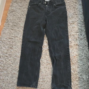 Svarta jeans  - Stilrena svarta jeans – en tidlös bas som passar till alla tillfällen! Med sin klassiska passform och mjuka, bekväma material är dessa jeans lika bra för vardagsbruk som för en mer avslappnad kvällslook. Perfekt att matcha med både t-shirt, skjorta eller hoodie.