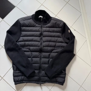 Moncler cardigan - Säljer denna cardigan i dunder skick~ helt ny~ stlk m~färgen svart~ vid funderingar är det bara att höra av sig.